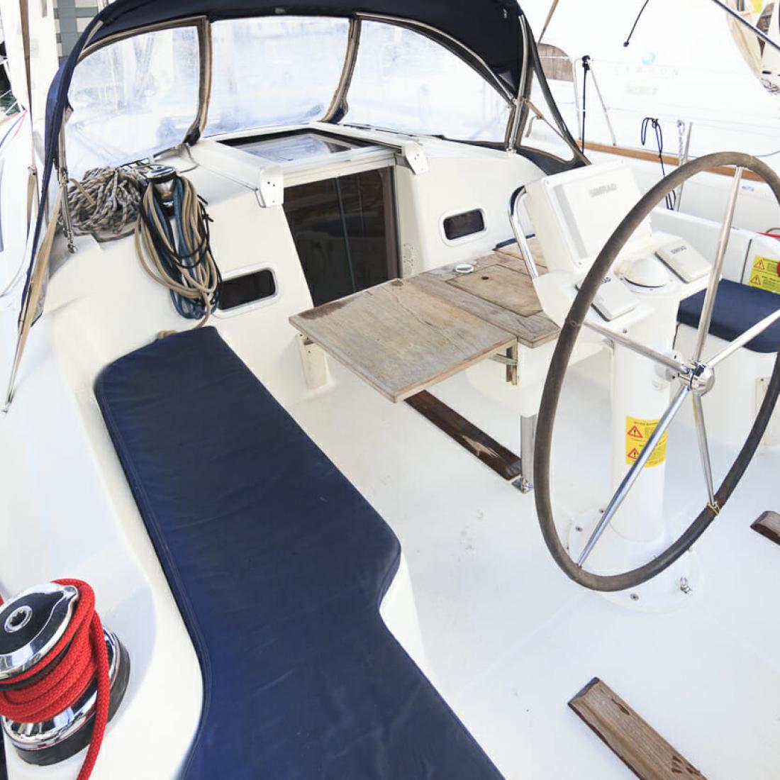 oceanis beneteau charter vela sail spain spagna baleari maiorca mallorca skipper rent boat